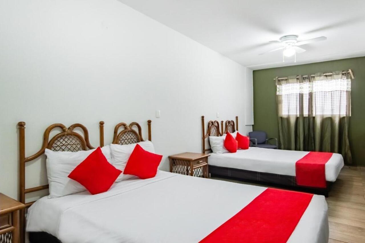 Hotel Halley León de los Aldamas Extérieur photo